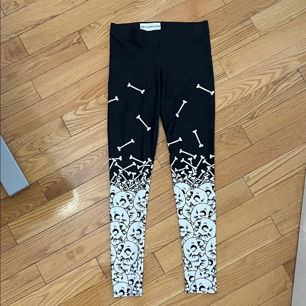Edgy Skull Print Women's Leggings - Black and White